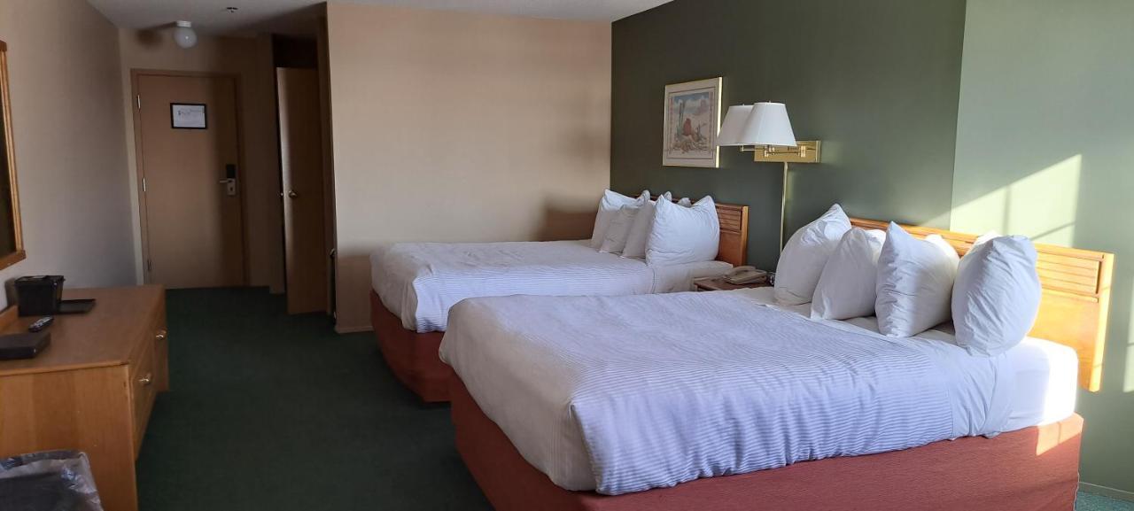 Travelodge By Wyndham Lacombe Buitenkant foto