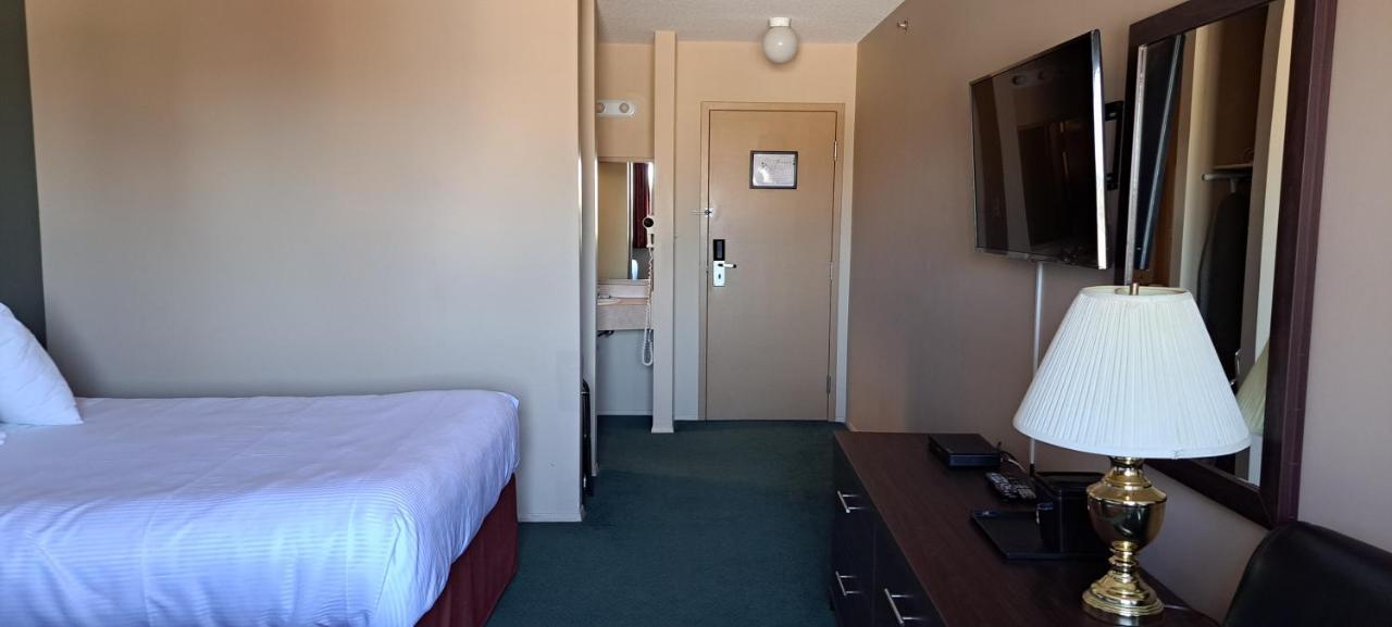Travelodge By Wyndham Lacombe Buitenkant foto