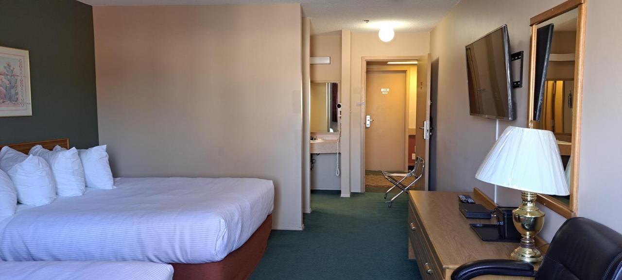 Travelodge By Wyndham Lacombe Buitenkant foto