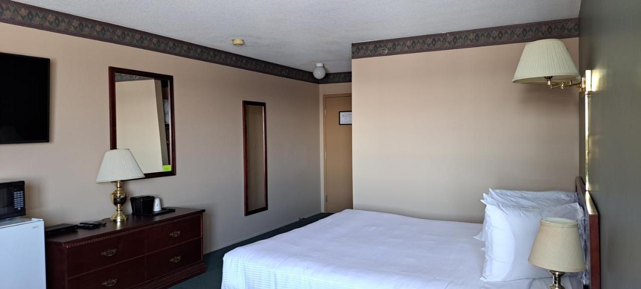 Travelodge By Wyndham Lacombe Buitenkant foto