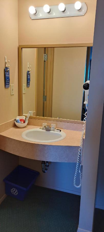 Travelodge By Wyndham Lacombe Buitenkant foto
