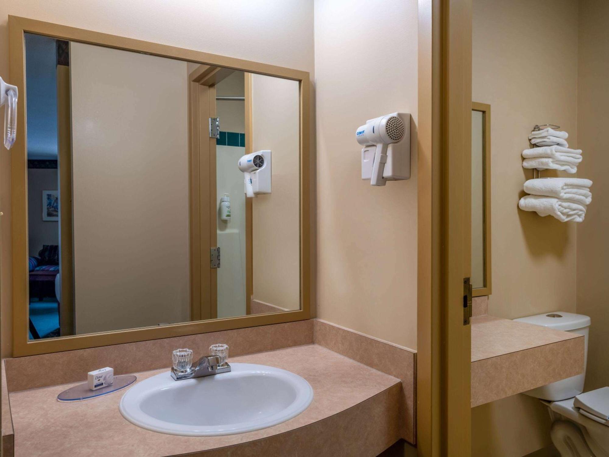 Travelodge By Wyndham Lacombe Buitenkant foto