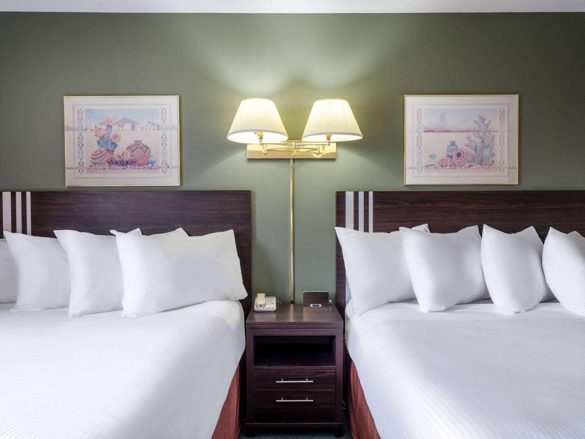 Travelodge By Wyndham Lacombe Buitenkant foto